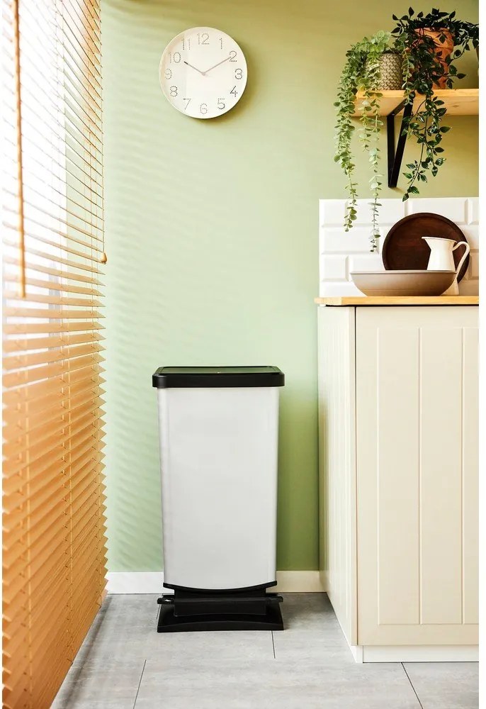 Пластмасово кошче за боклук с педал в сребрист цвят 40 l Paso – Rotho