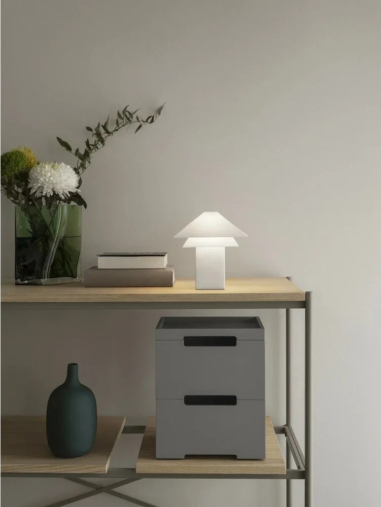 Бяла LED затъмняваща се настолна лампа с метален абажур (височина 33,5 cm) Sanaka – Blomus