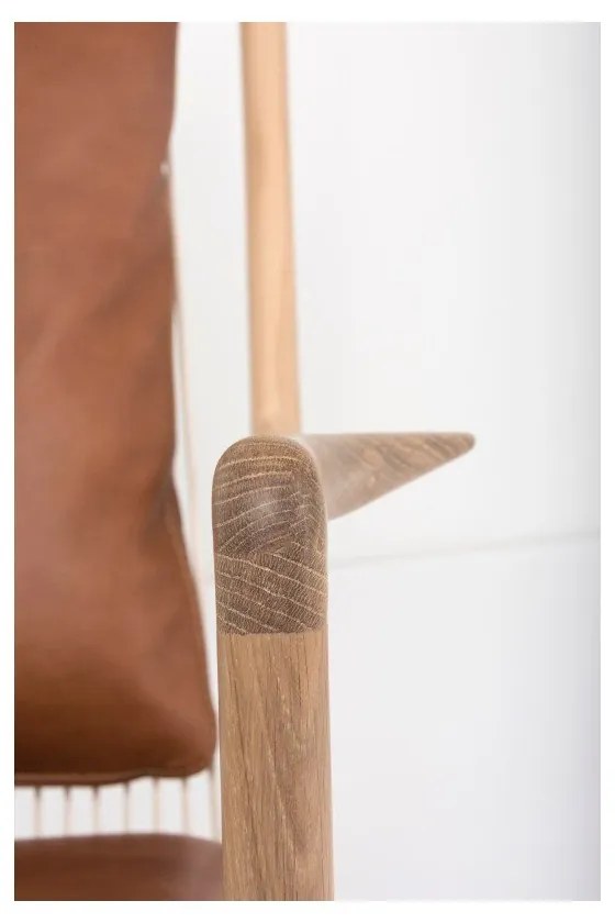 Фотьойл с масивна дъбова конструкция и седалка от коняковокафява биволска кожа Dedo - Gazzda