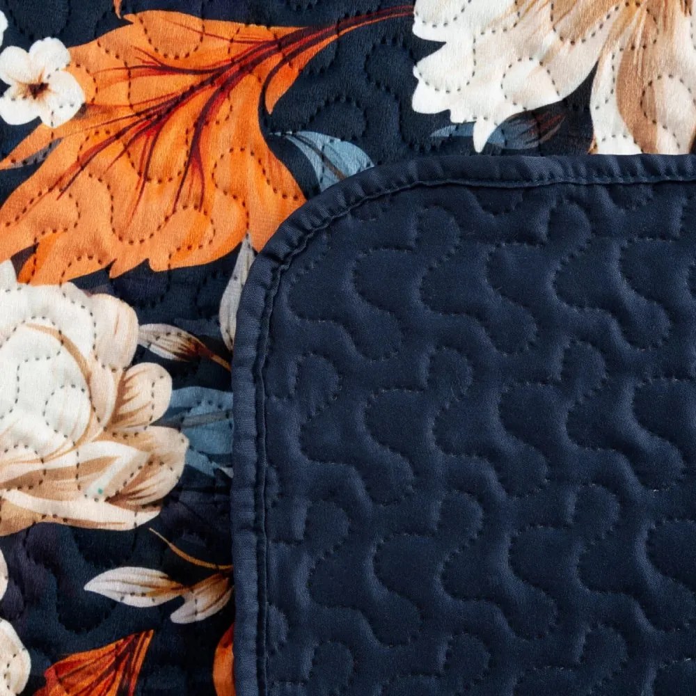 Ватирана покривка за легло в тъмносиньо с флорална шарка на божур Ширина: 200 см | Дължина: 220 см