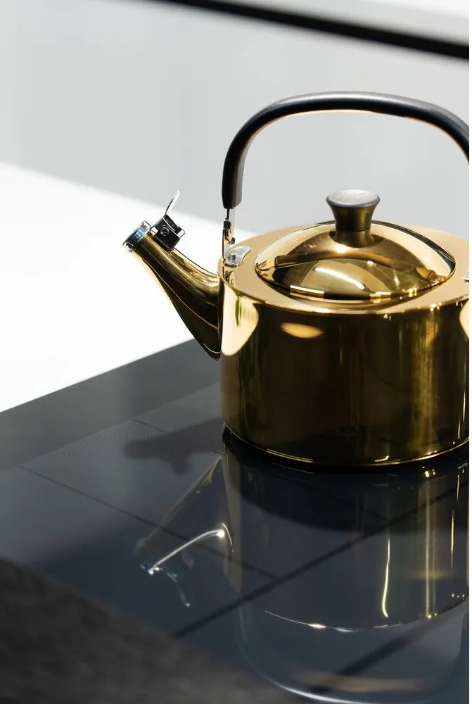 Лъскаво златист чайник от неръждаема стомана 1,5 l Diamante – Vialli Design