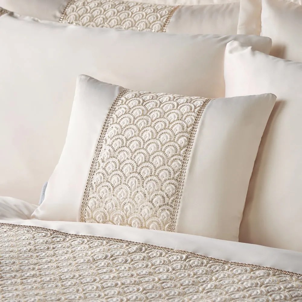 Декоративна възглавница от микросатен 30x40 cm Deco Sequin – Catherine Lansfield