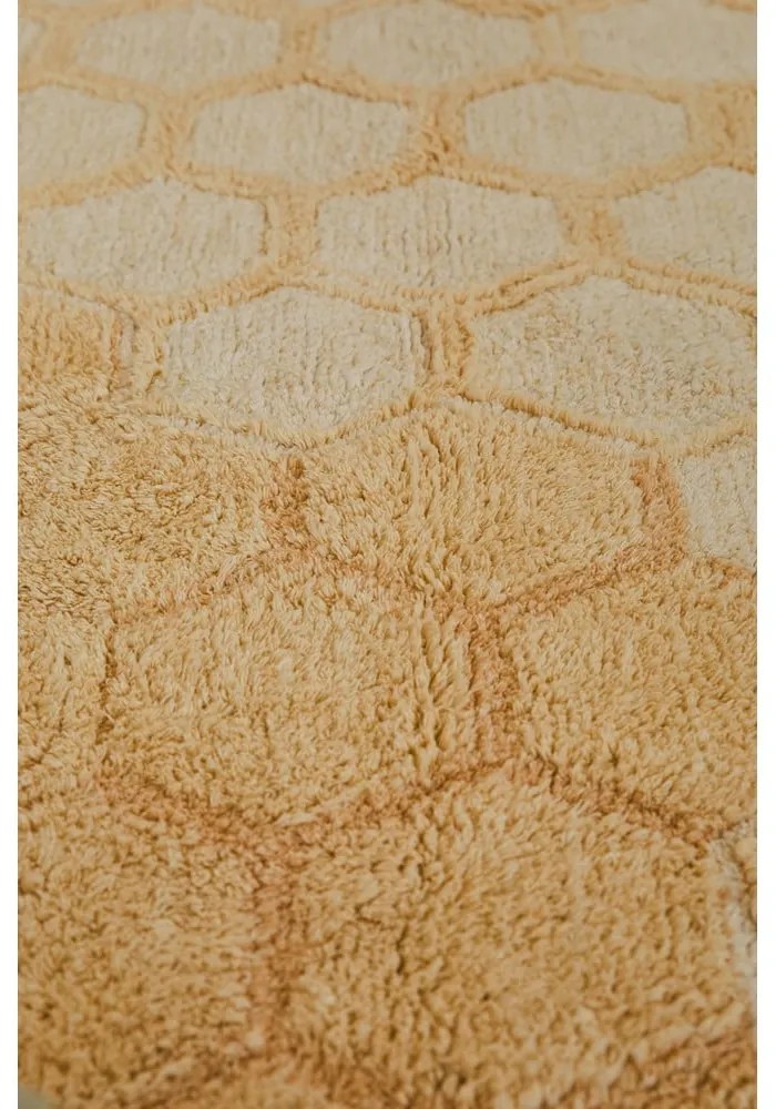 Ръчно изработен памучен килим подходящ за пране в цвят жълта охра 140x200 cm Sweet Honey – Lorena Canals