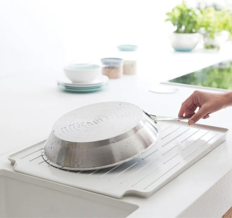 Разопакован: Сушилник за съдове Brabantia Sinkside 1000205, Тава за отцеждане с наклон, Поставка за прибори, Светлосив