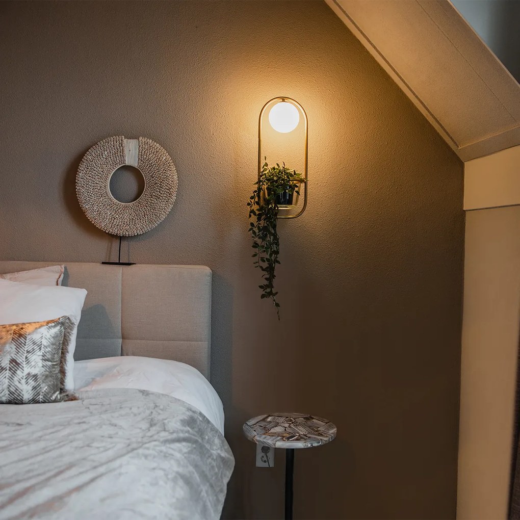 Арт Деко стенна лампа златиста с бяло стъкло - Isabella