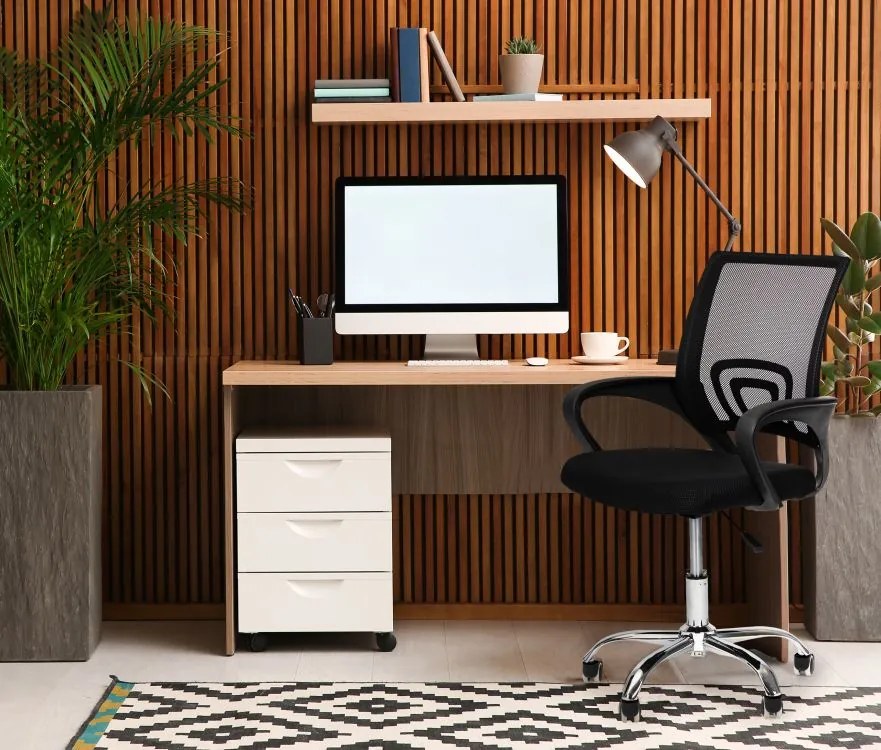 Ергономичен офис стол в черно с метална основа