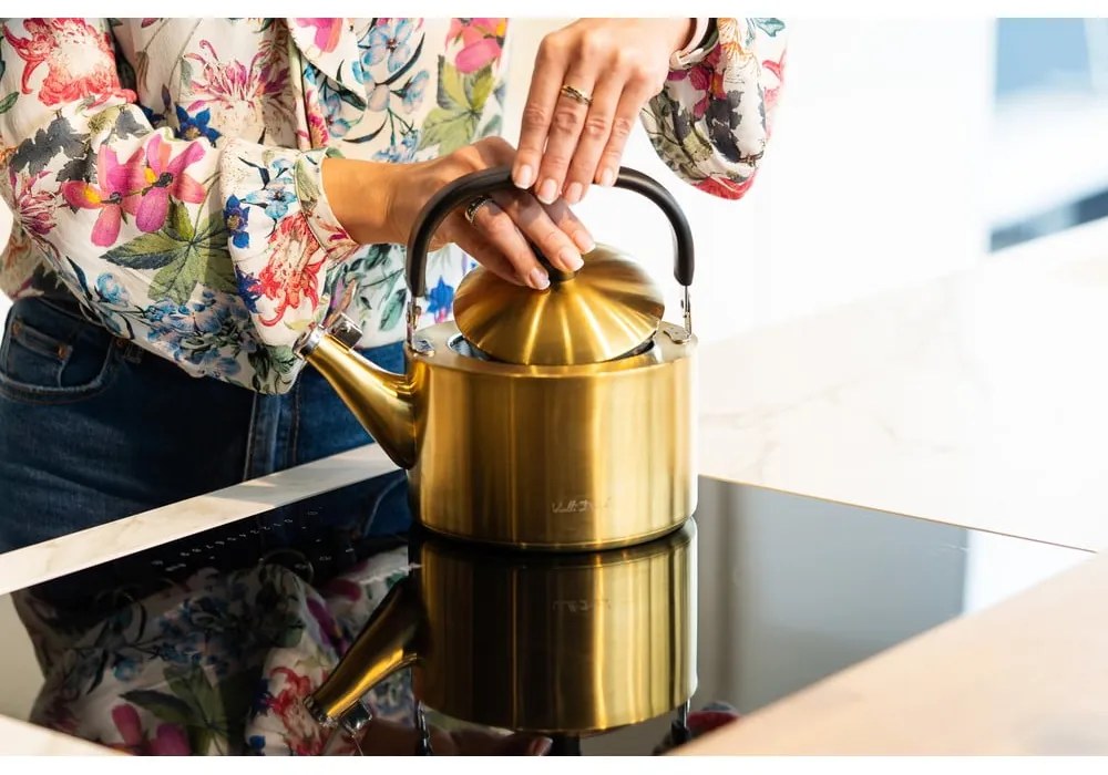 Чайник от неръждаема стомана в златист цвят1,5 l Diamante – Vialli Design