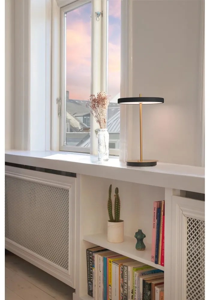 Черна LED затъмняваща се настолна лампа с метален абажур (височина 31 cm) Asteria Move – UMAGE