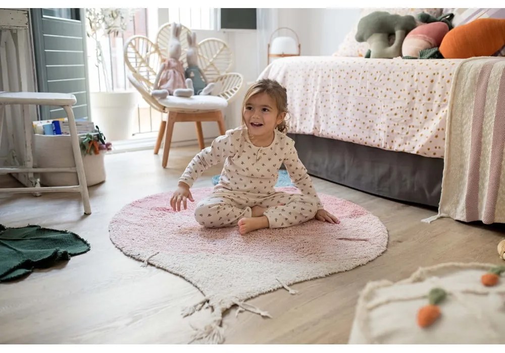Розов ръчно изработен памучен детски килим подходящ за пране 100x150 cm Ramona the Radish – Lorena Canals
