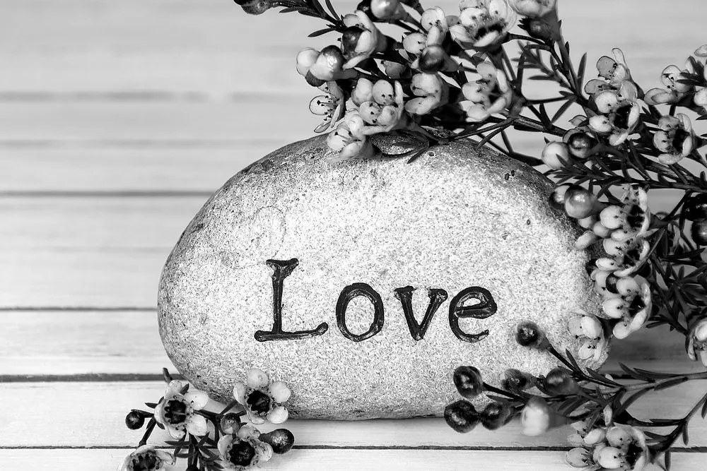 Картина на платно – С надпис на камък Love в черно-бял вариант
