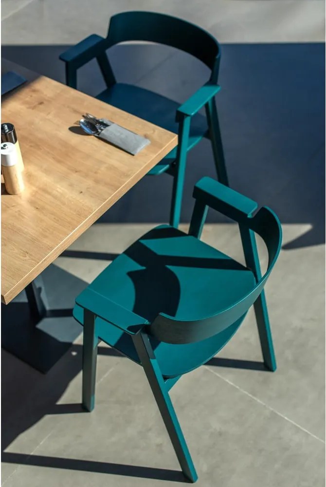 Трапезен стол с подлакътници от масивен дъб в петролен цвят Flip – Gazzda