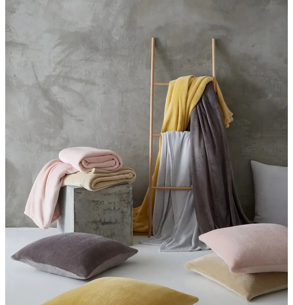 Жълто одеяло от микроплюш 130x170 cm Raschel Velvet – Catherine Lansfield