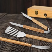 Комплект за барбекю в бамбукова кутия – щипка, вилица и шпатула
