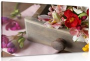 Картина на платно – Композиция от пролетни цветя в дървено чекмедже