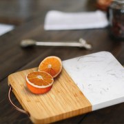 Дъска от мрамор и бамбук с дръжка