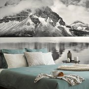 Фототапет – Езеро близо до планина в черно-бяло