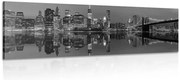 Картина на платно – Отражение на Манхатън във вода в черно-бяло