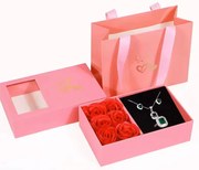 Луксозна подаръчна кутия с ароматни рози и отделение за бижу