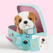 Studio Pets - Плюшено куче Английски булдог с фотоапарат, куфарче и паспорт, Звезда