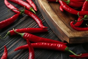 Картина на платно – Дъска с люти чушки