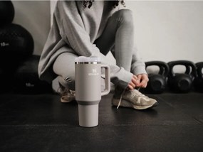 Светлосив термос със сламка от неръждаема стомана 890 ml Quencher H2.O FlowState™ Tumbler Ash – Stanley