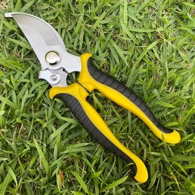 Градински ножици за рязане на растения