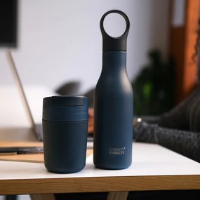 Тъмно синя бутилка от неръждаема стомана за пътуване 500 ml Loop - Joseph Joseph