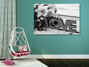 Картина на платно – С дървен надпис Love в черно-бял вариант