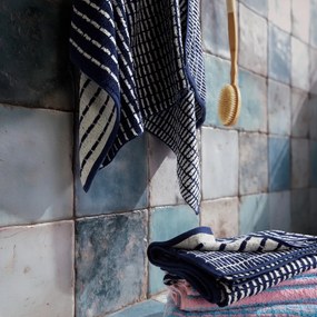 Бяла/синя хавлиена кърпа от тери със смес от бамбук 70x140 cm Nuance – JUNA