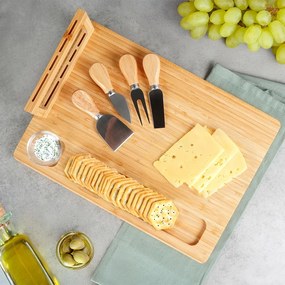 Бамбукова дъска за сирена с магнитна лента,върху която са поставени 4 бр. различни ножове от неръждаема стомана.