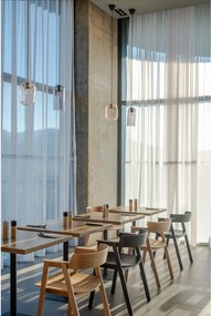 Черен трапезен стол с подлакътници от масивен дъб Flip – Gazzda