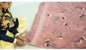 Розов ръчно изработен памучен детски килим подходящ за пране 140x210 cm English Garden Ash Rose – Lorena Canals