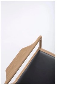 Фотьойл с масивна дъбова конструкция и седалка от черна биволска кожа Dedo - Gazzda