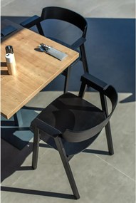 Черен трапезен стол с подлакътници от масивен дъб Flip – Gazzda