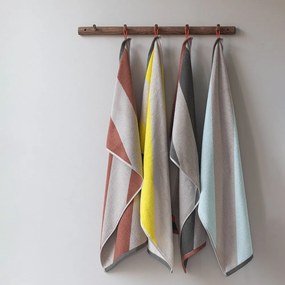 Жълта хавлиена кърпа от органичен памук от тери 70x133 cm Diagonal – Mette Ditmer Denmark