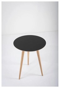 Odkládací stolek z dubového dřeva s černou deskou Gazzda Arp, ⌀ 45 cm
