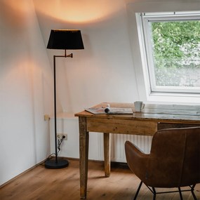 Подова лампа черна с черна плисирана абажура и регулируема ръка - Ladas Deluxe