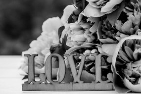 Картина на платно – Божури с надпис Love в черно-бяло