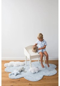 Светлосин ръчно изработен памучен детски килим подходящ за пране 110x170 cm Puffy Dream – Lorena Canals