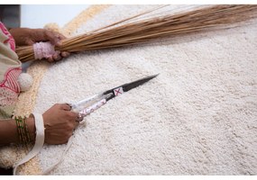 Бежов ръчно изработен памучен детски килим подходящ за пране ø120 cm Bubbly Honey – Lorena Canals
