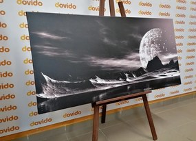 Картина на платно – Футуристична планета в черно-бяло
