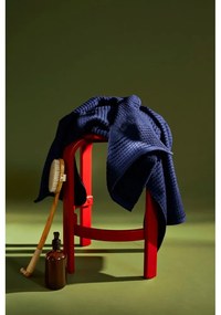 Тъмносиня хавлиена кърпа от органичен памук от тери 70x140 cm Check – JUNA