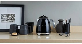 Черна електрическа кана от неръждаема стомана 800 ml Retro Style – SMEG