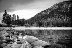 Самозалепващ фототапет – Черно-бяло езеро, заобиколено от природа