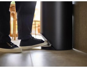 Матово черно метално кошче за боклук с педал 30 l Arc – Joseph Joseph