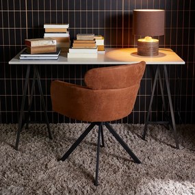 Тапициран трапезен стол с подлакътници в цвят кафяв коняк Fenne – WOOOD