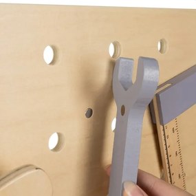 Дървена работна маса с инструменти за малки майстори