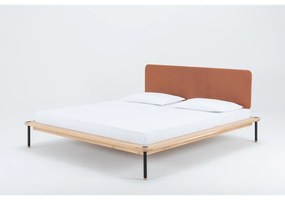 Тапицирано двойно легло от дъбова дървесина с решетка в в кафяв/естествен цвят 160x200 cm Fina - Gazzda