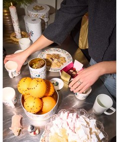 Свещ с коледен мотив, време на горене 56 часа Grand Cru Cottage 2025 – Rosendahl