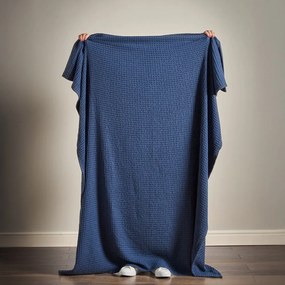 Тъмносиньо памучно одеяло 150x200 cm Jaipur Chunky Waffle – Pineapple Elephant